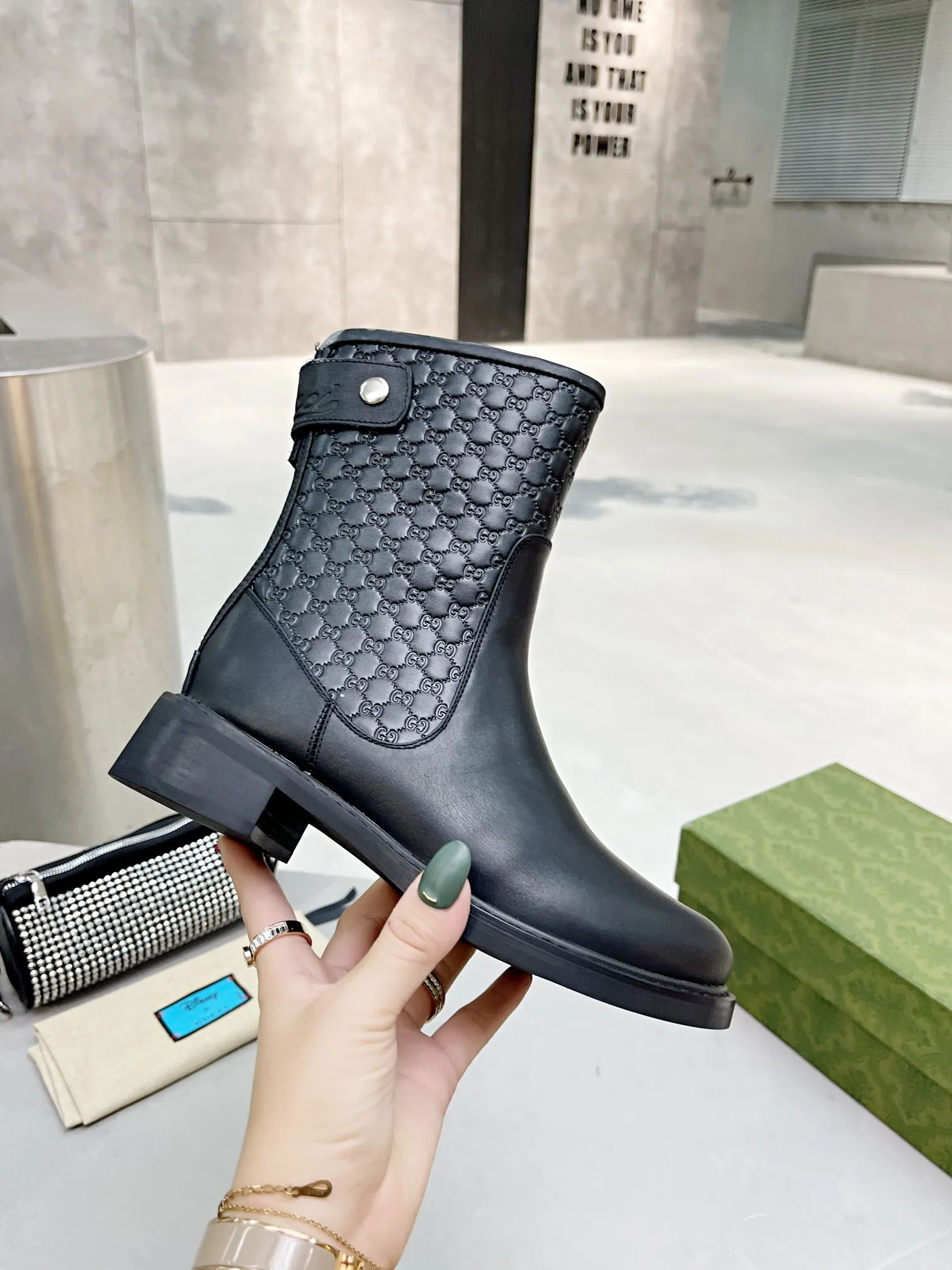 👟👟Ex-factory price 600👟👟 Gucci | Gucci short boots small embossed model ²⁰²¹𝐬𝐬 ⭐️ G home main series classic full cowhide printed embossing original classic never goes out of style 👟👟representative of classic hot style double G embossed As an iconic symbol of the brand with a distinctive style, each logo contains the brand's unique historical heritage and value pursuit, interpreting the fashionable and timeless aesthetic concept with enduring charm. Classic brand logo, brand spirit. ❥Gucci purchasing agent level! Full of high-end feel! This is a popular model among bloggers at home and abroad. It makes your feet look slender. It feels so beautiful on your feet! Upper: Original calfskin Lining: Imported sheepskin lining Outsole: Original molded outsole Shoe shaft height: 25cm Heel height: 4cm Shoe size: 35-39 (34, 40, 41 can be customized) Packaging: Original high-end full set of green packaging